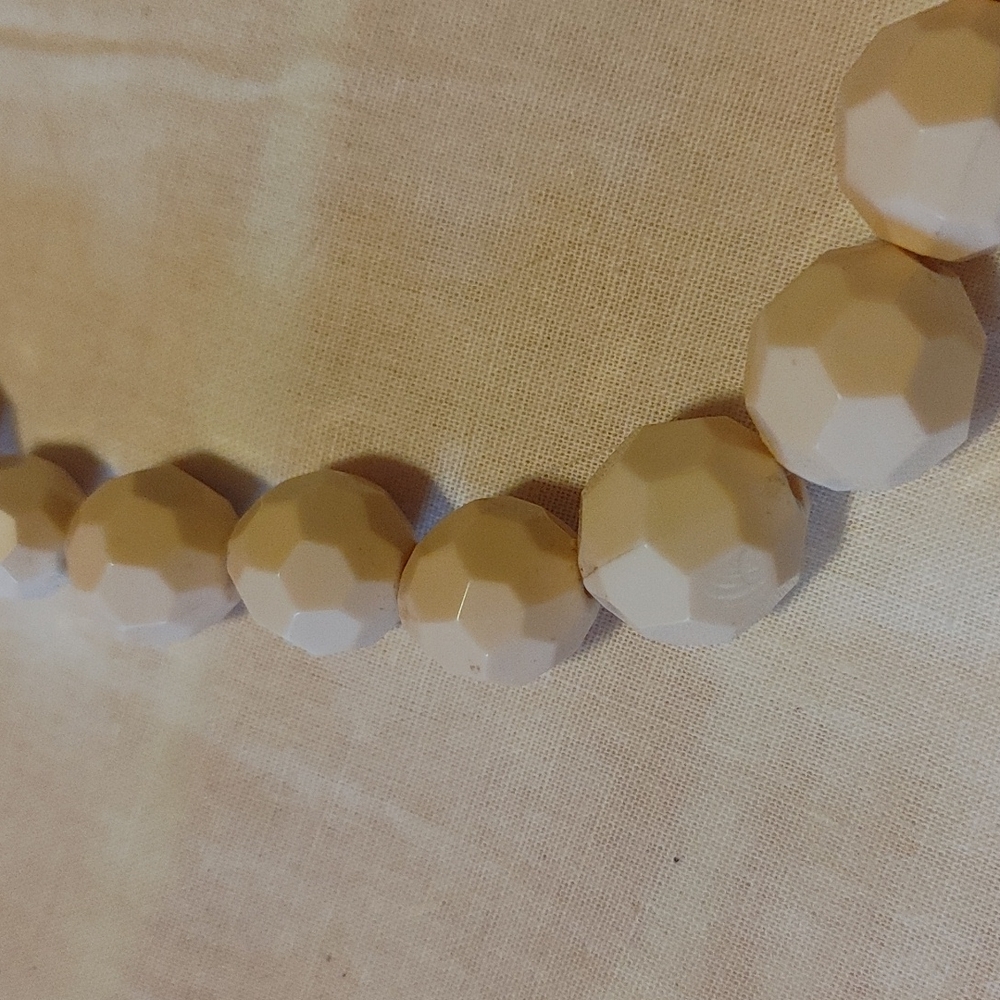 Costume Pale pink beaded necklace - Picture 2 of 4